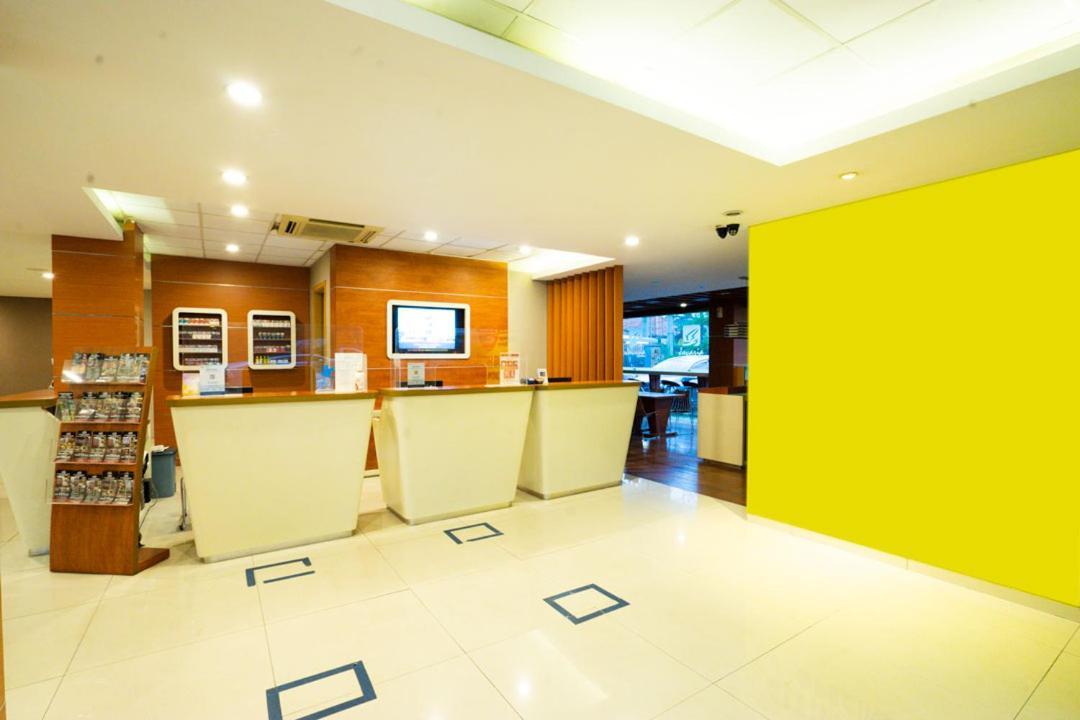 Life Hotel Stasiun Kota Surabaya Exteriör bild