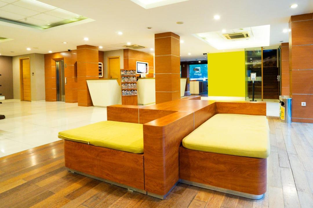Life Hotel Stasiun Kota Surabaya Exteriör bild