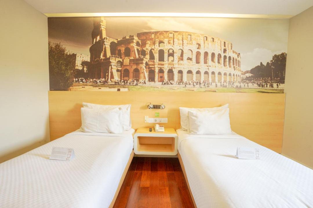 Life Hotel Stasiun Kota Surabaya Exteriör bild