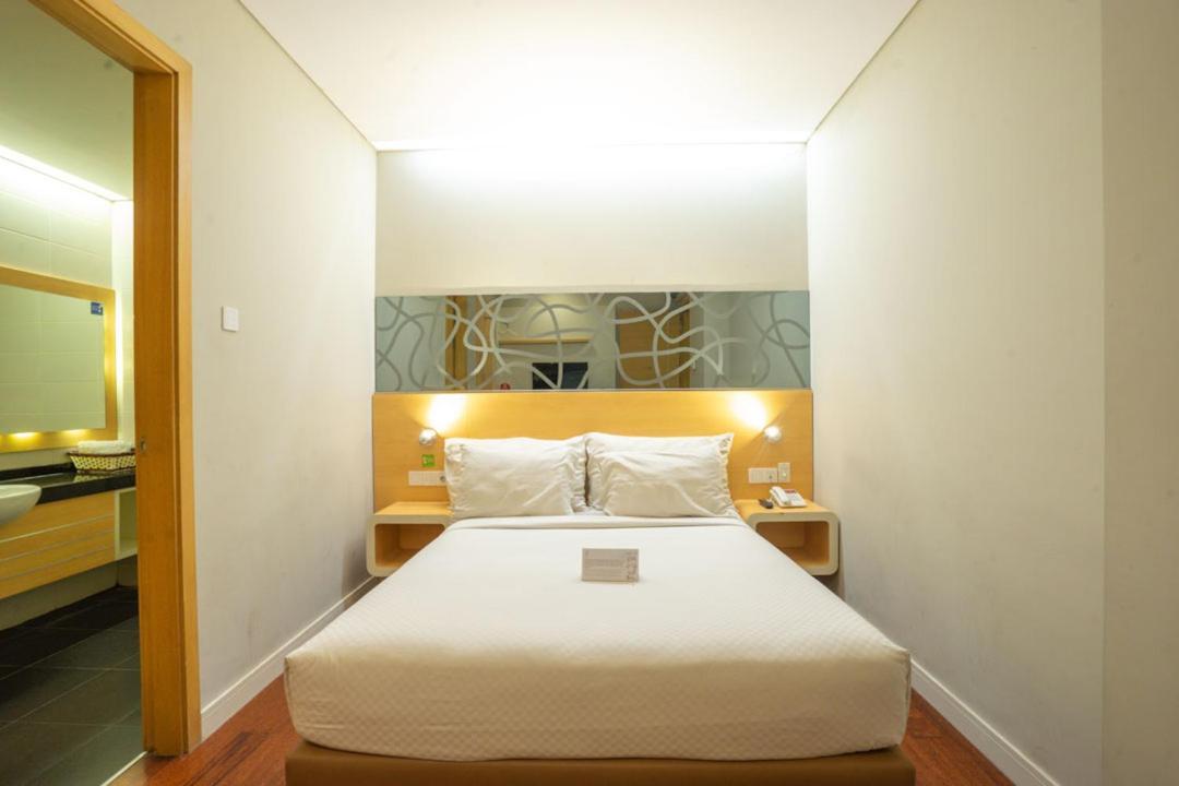 Life Hotel Stasiun Kota Surabaya Exteriör bild