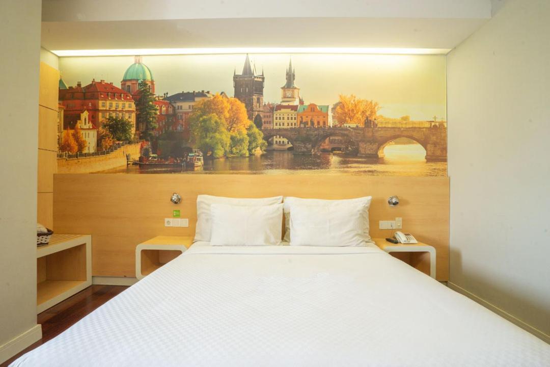 Life Hotel Stasiun Kota Surabaya Rum bild