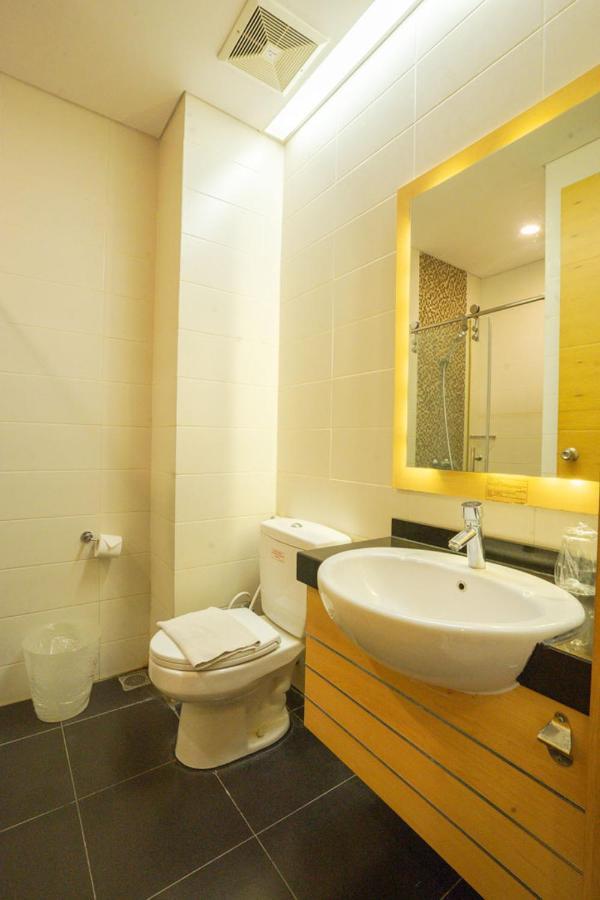 Life Hotel Stasiun Kota Surabaya Exteriör bild