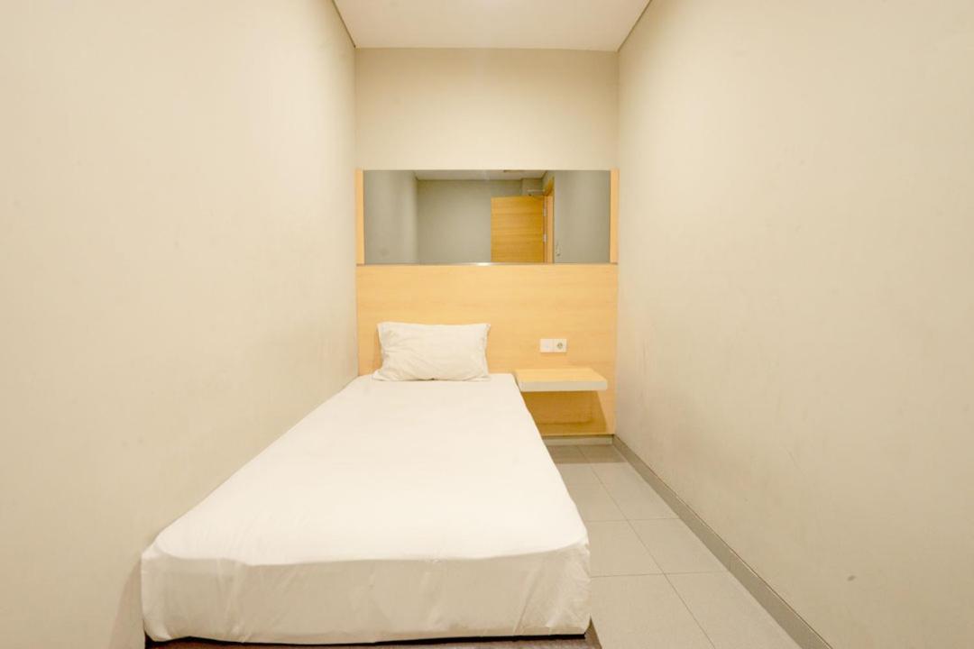 Life Hotel Stasiun Kota Surabaya Rum bild