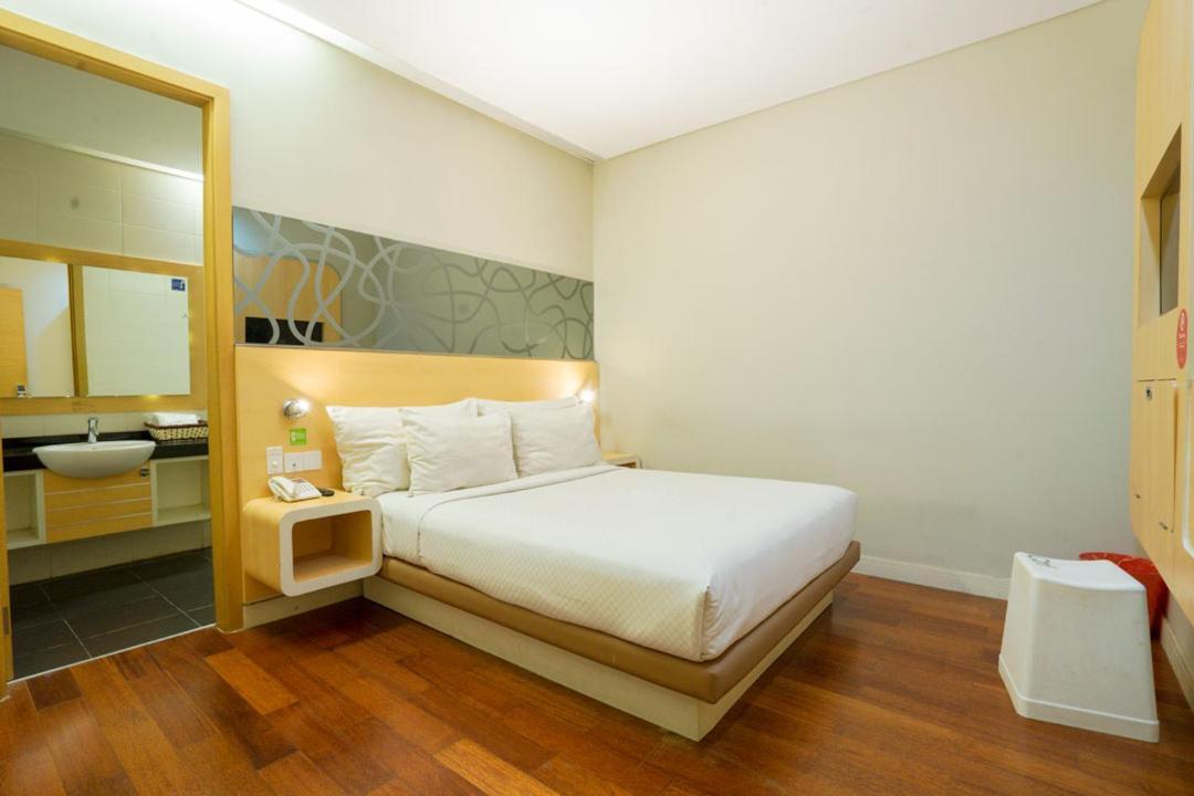 Life Hotel Stasiun Kota Surabaya Rum bild