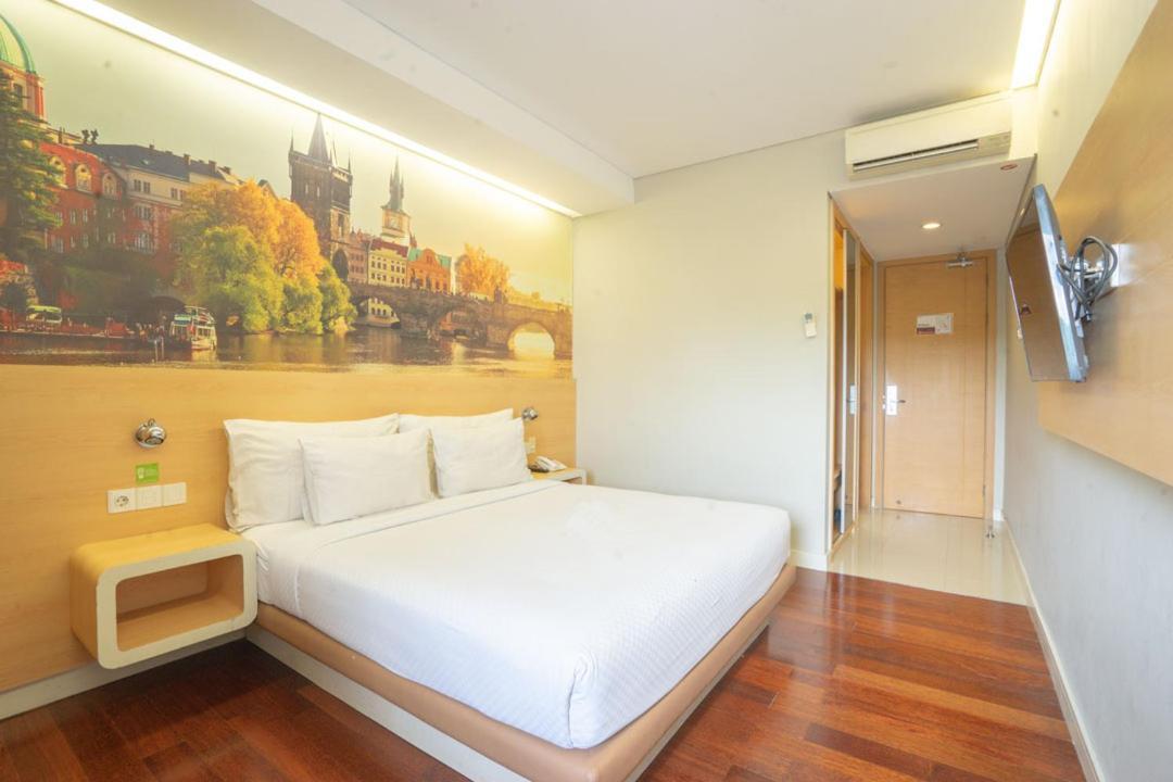 Life Hotel Stasiun Kota Surabaya Rum bild