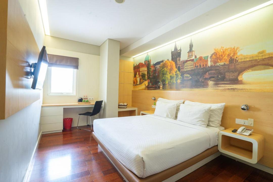 Life Hotel Stasiun Kota Surabaya Rum bild