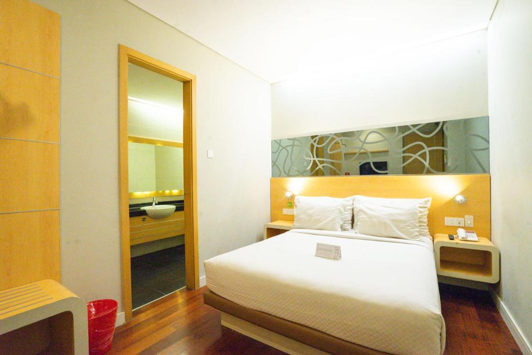 Life Hotel Stasiun Kota Surabaya Rum bild