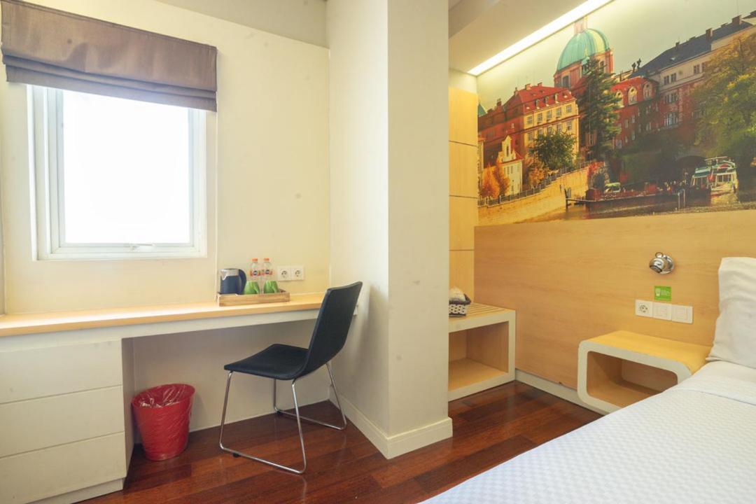 Life Hotel Stasiun Kota Surabaya Rum bild